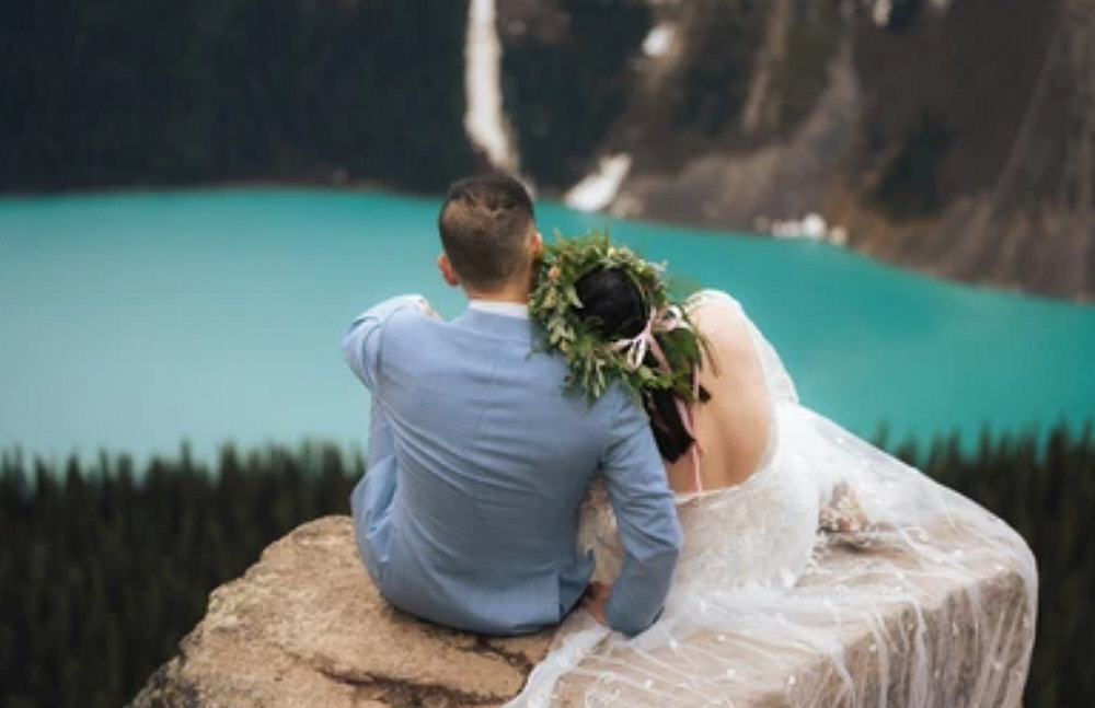 Enlopement Hochzeit - Brautpaar mit Blick auf See